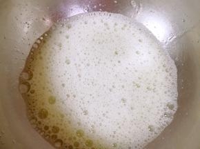 蛋清里面挤入柠檬汁，用电动打蛋器打发至粗泡状。 