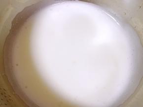 一次性加入细砂糖，用电动打蛋器低速打发2分钟，至蛋白细腻。 