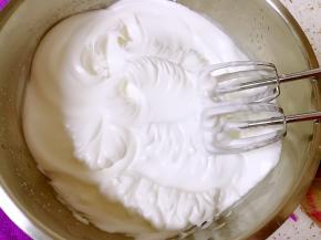 然后高速打发3分钟，倒扣打蛋盆，蛋白不会流动就好了。 