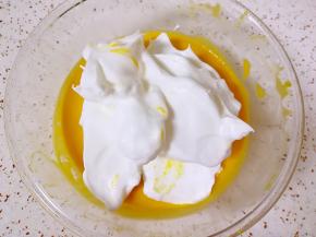 从打发好的蛋白中间取三分之一加入到蛋黄糊里面，用硅胶刮刀翻拌均匀。
