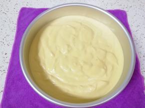 混合好的蛋糕糊，从模具中间开始倒入，倒完之后从高处垂直摔几下震出大气泡。