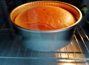 送入预热好的烤箱，上管150度下管165度烤40分钟。 