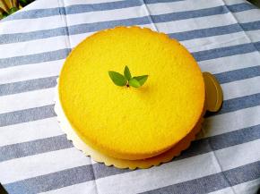 烤箱时间到，取出蛋糕，垂直摔一下震出热气，倒扣在晾网上，凉透之后脱模。 