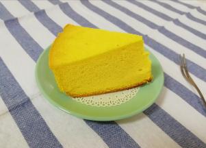 切开看看里面，组织细腻，柔软有弹性，尝尝，还有南瓜的清香味。 