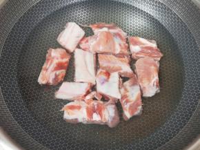 猪肋排凉水入锅，加入2勺料酒焯水。 