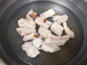 焯过水的排骨冲洗干净放入锅里，加入没过排骨的纯净水，放入一个八角，大火烧开以后转中火炖1个小时，40分钟的时候根据自己的口味放盐。
