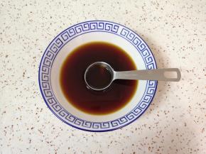 准备糖醋汁:碗里加入2勺味极鲜酱油，加入4勺清香米醋，加入1勺料酒，加入4勺糖和2勺纯净水搅拌均匀，糖醋汁完成。 