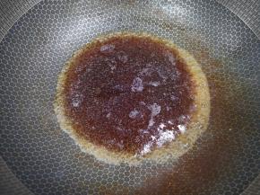 将糖醋汁倒入锅中。 