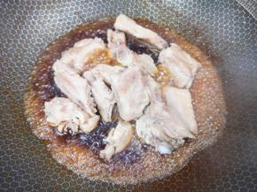 放入炖好的排骨。 