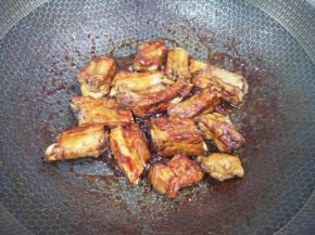 中小火翻炒至糖醋汁收干。 