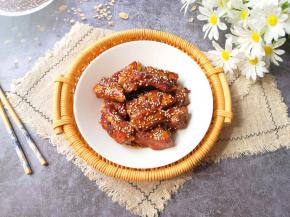 出锅撒上熟白芝麻。 