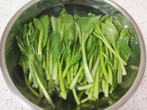 芥兰择好，用淡盐水浸泡8分钟左右。 