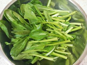 浸泡过的芥兰清洗干净，控一下水分备用。 