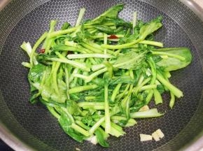翻炒至变色。 
