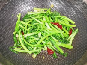 加入轻盐酱油和蚝油，翻炒入味即可。 