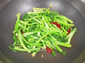 加入轻盐酱油和蚝油，翻炒入味即可。 