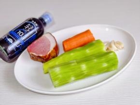 准备食材，莴笋，胡萝卜去皮洗净。