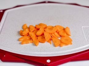 胡萝卜切片。