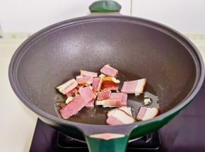 起油锅加入蒜末炒出香味，再加腊肉煸炒。