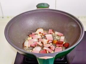 加半碗水将腊肉烧熟。