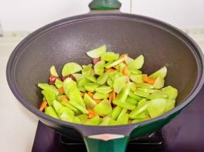 加入莴笋，胡萝卜。