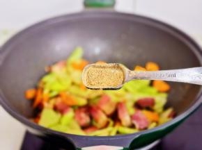 加十三香，按个人口味加盐调味。