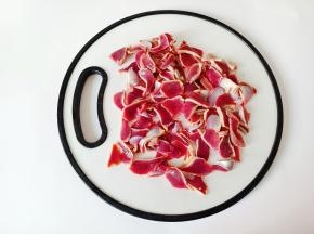 鸡胗把表面的油脂撕去，再切成薄片。