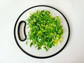 蒜苗切成小丁。