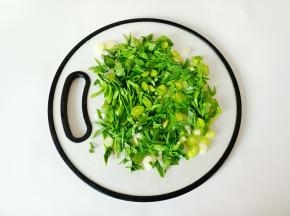 蒜苗切成小丁。