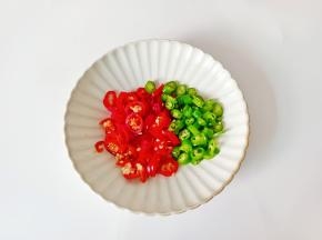 青红辣椒切小圈。