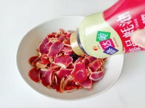 蚝油一勺，生抽一勺。