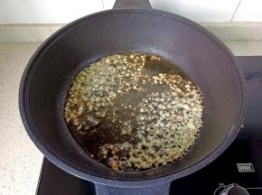 热锅凉油放入蒜泥爆香。