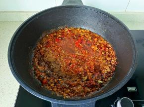 加入泡椒炒香。