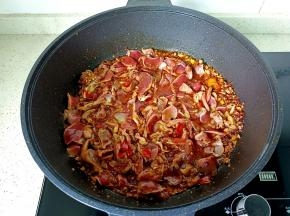 放入腌制好的鸡胗，开大火爆炒。