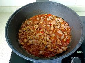 翻炒到鸡胗熟透。