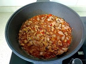 翻炒到鸡胗熟透。