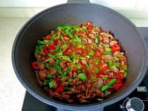 蒜苗翻炒断生即可出锅！