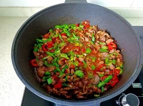 蒜苗翻炒断生即可出锅！