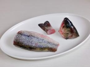 鲈鱼洗净，头尾切段。