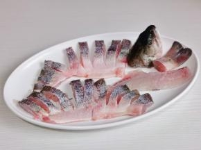 鱼身中间的鱼骨去掉，把肉片下来，将肉切成梳子状。