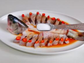 撒上食用盐。