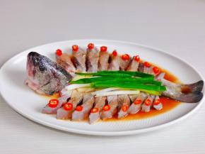 放上姜片，葱段，腌制15分钟。