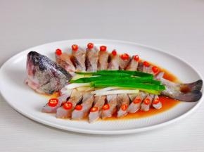 放上姜片，葱段，腌制15分钟。