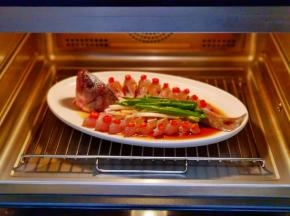 我用的蒸箱，蒸锅隔水蒸也可以。