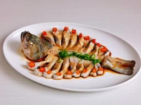 取出夹掉葱段姜片，撒上葱丝，淋上生抽。