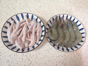 鸡爪洗干净剪去指甲，海虾剪去虾枪挑出虾线洗干净。 