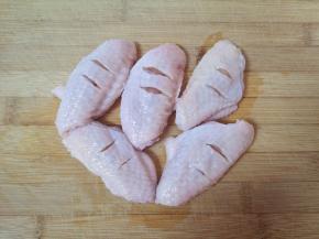 鸡翅洗干净在上面划两道，容易入味。 