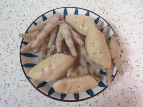 焯过水的鸡爪鸡翅冲洗干净，控一下水分备用。 