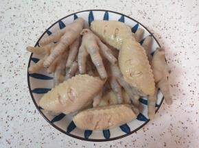 焯过水的鸡爪鸡翅冲洗干净，控一下水分备用。 
