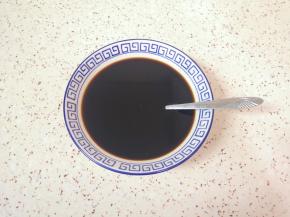 碗里加入生抽、红烧酱油、蚝油和豆瓣酱，再根据自己的口味加入盐，加入半碗温水搅拌均匀，调成酱汁备用。
